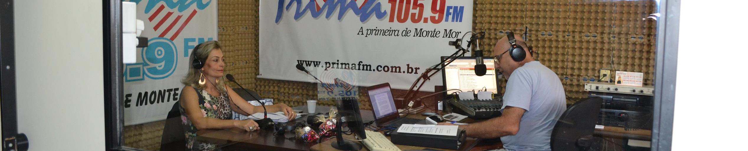 A vereadora Andrea Garcia sendo entrevistada pelo jornalista Rage, na Rádio Prima