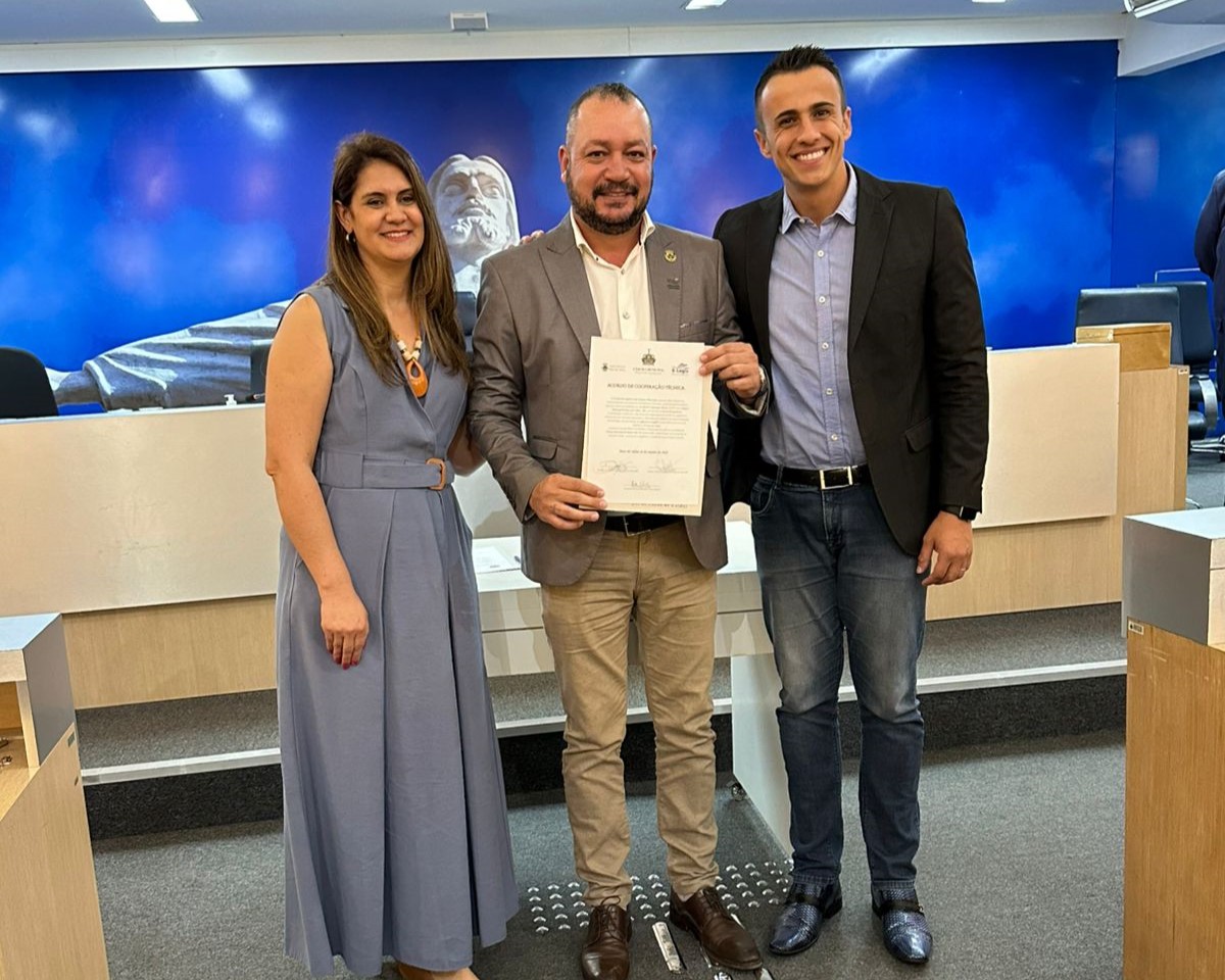 Tais Ferreira, da Escola de Poços; Beto Carvalho; e Douglas Souza, presidente da Câmara de Poços  elegis 24.10.2025