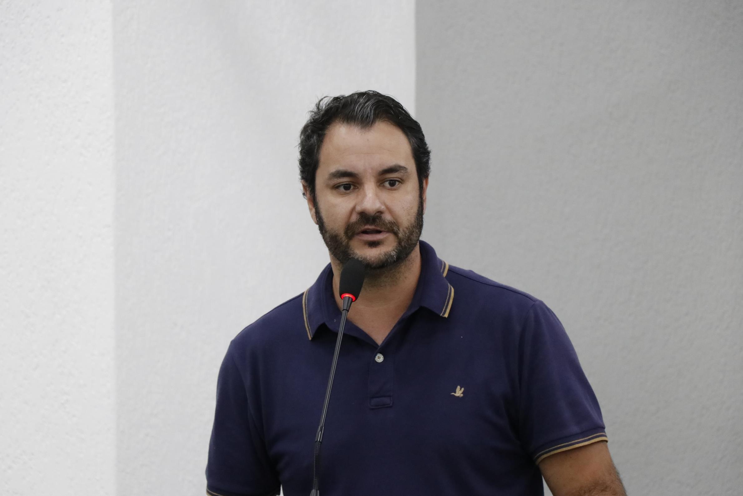“Cadê os médicos? Cadê o remédio? Cadê o asfalto?”, questionou Bruno Leite 