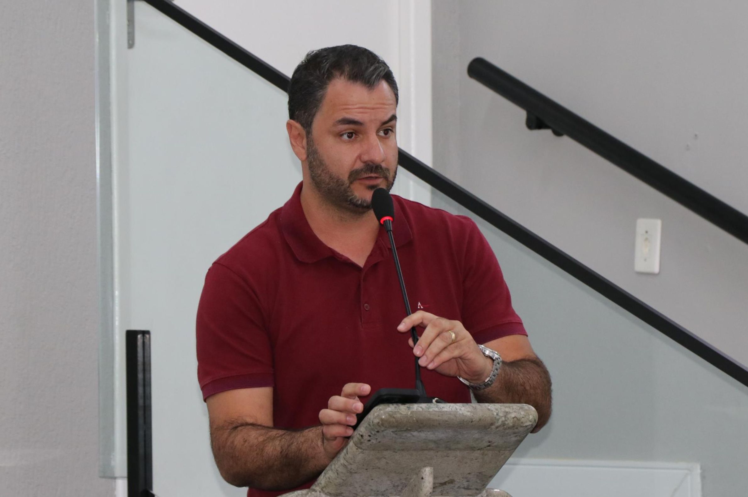 “Temos um transporte caríssimo, ônibus totalmente obsoletos, sucateados”, disse Bruno Leite
