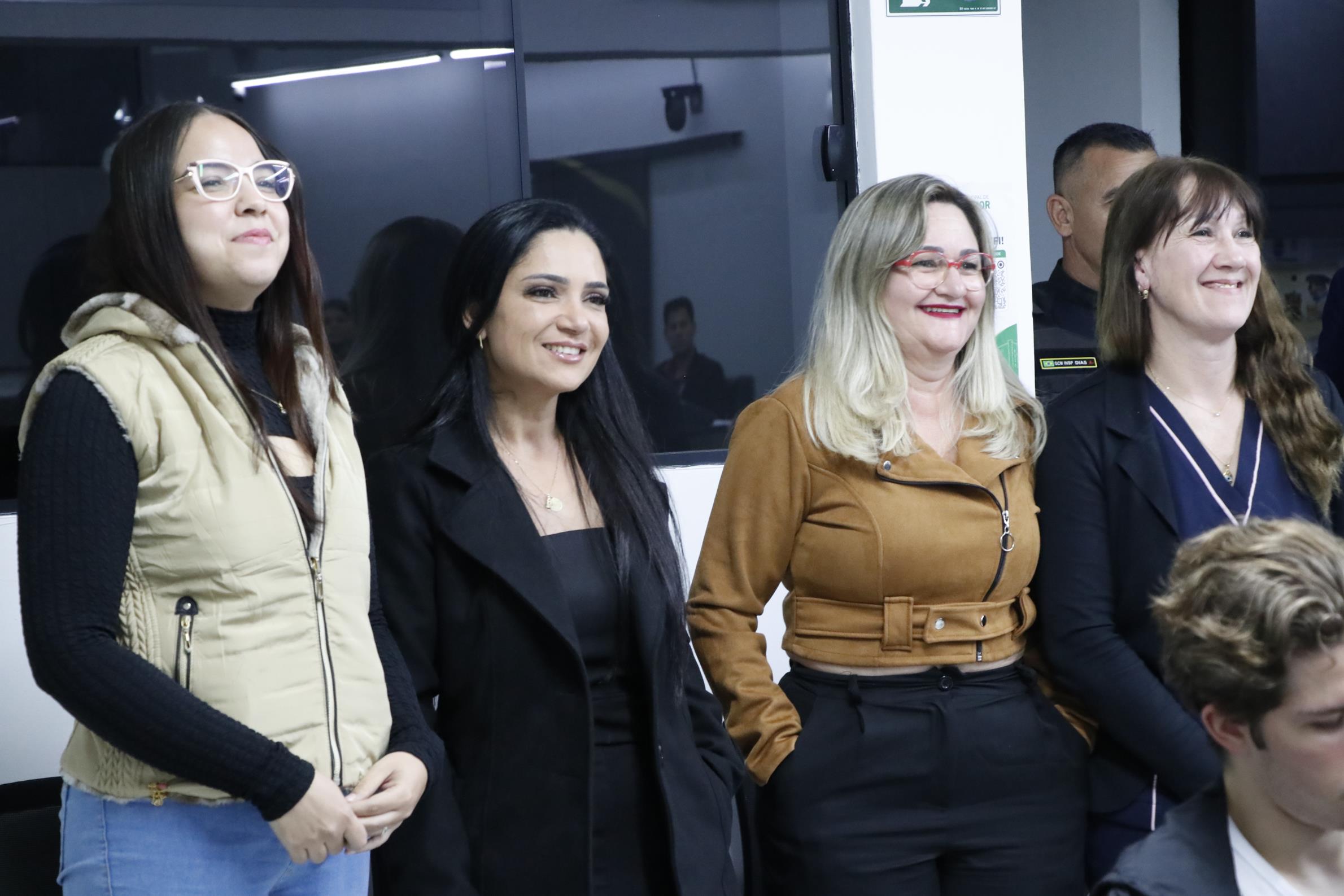 Profissionais da área da enfermagem estiveram presentes, recebendo a homenagem