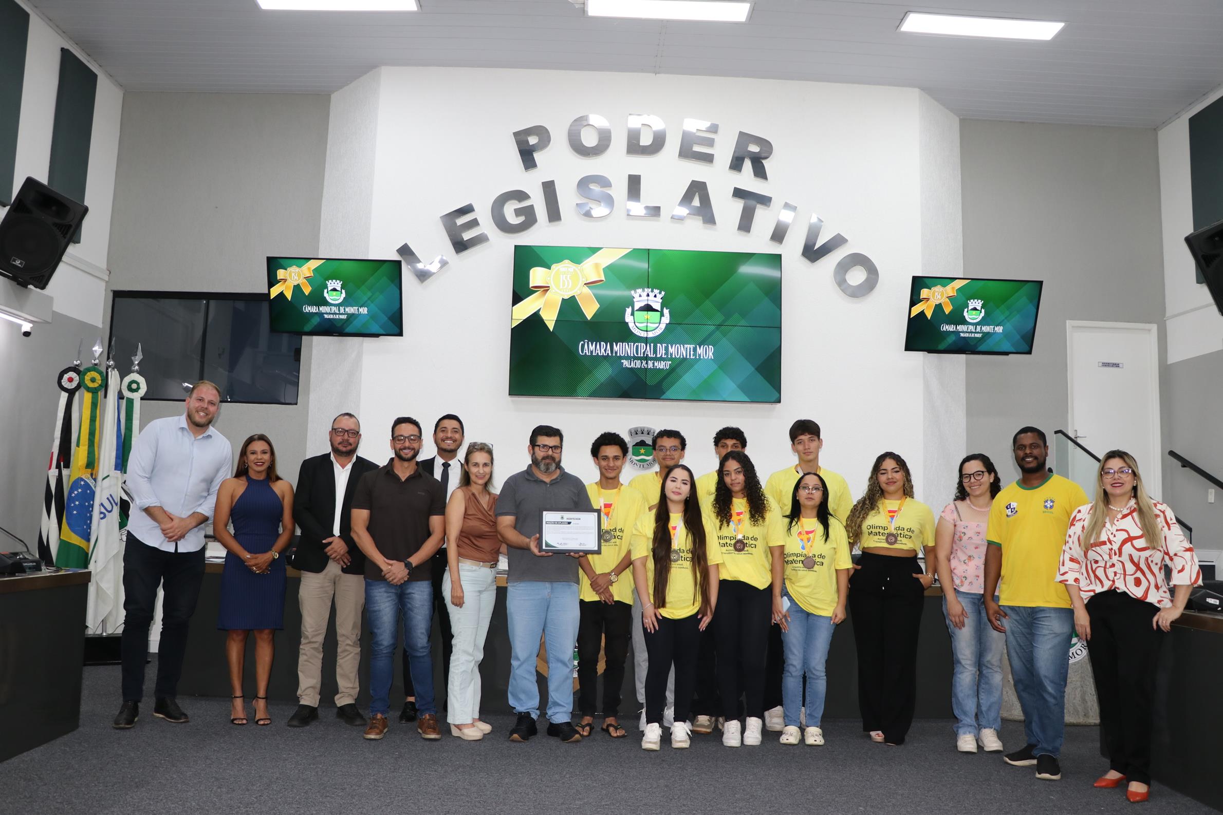 Estudantes e professores da Escola Carmela Chiara Ginefra, com vereadores