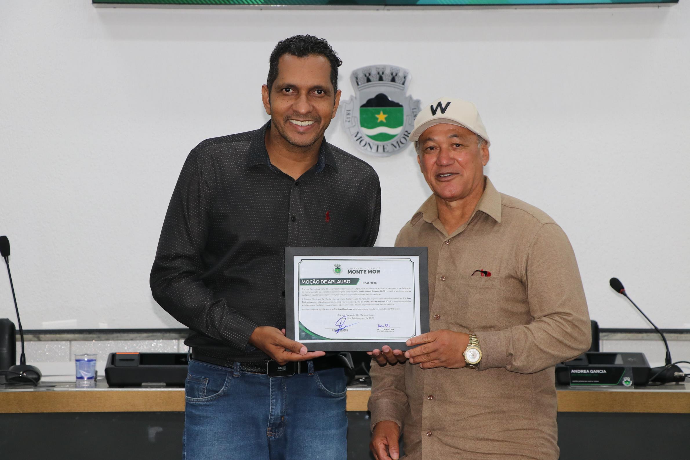 Roger Santos e o cantor e compositor Jean Rodrigues, homenageado