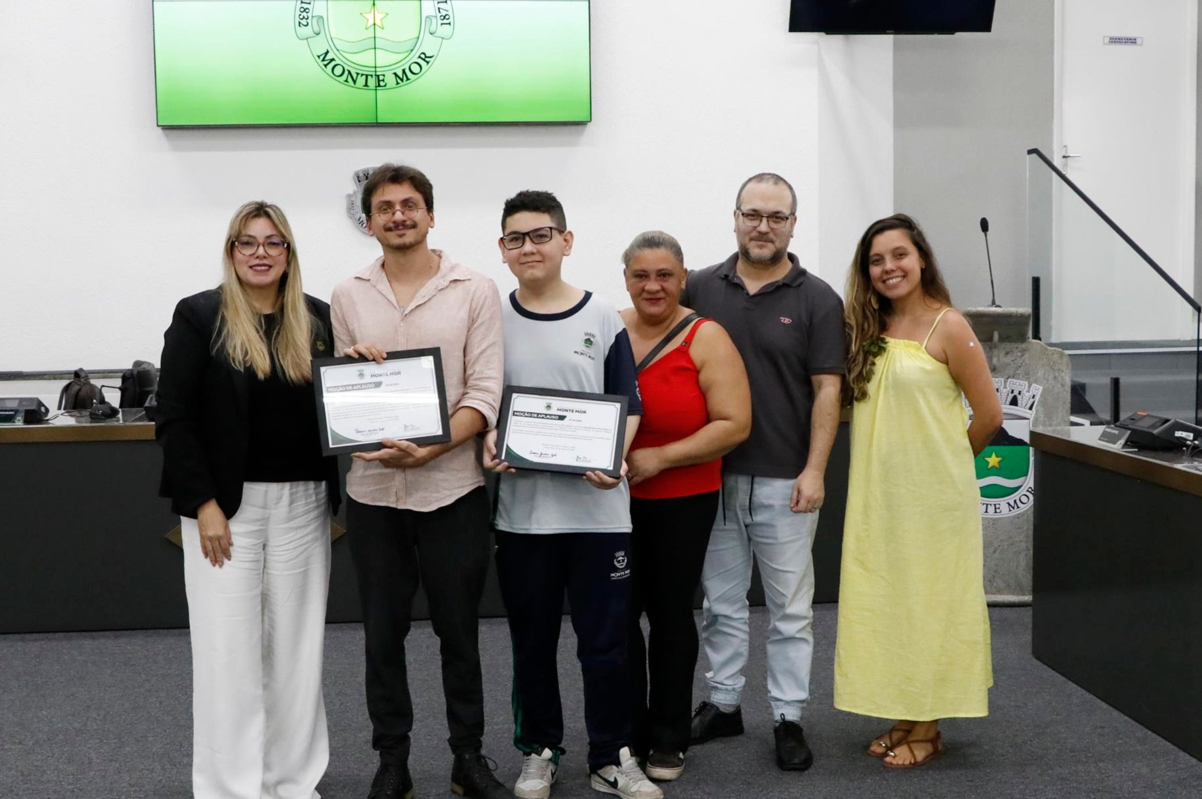 Wal da Farmácia, o professor Gabriel, o aluno Leonardo e familiares dos homenageados