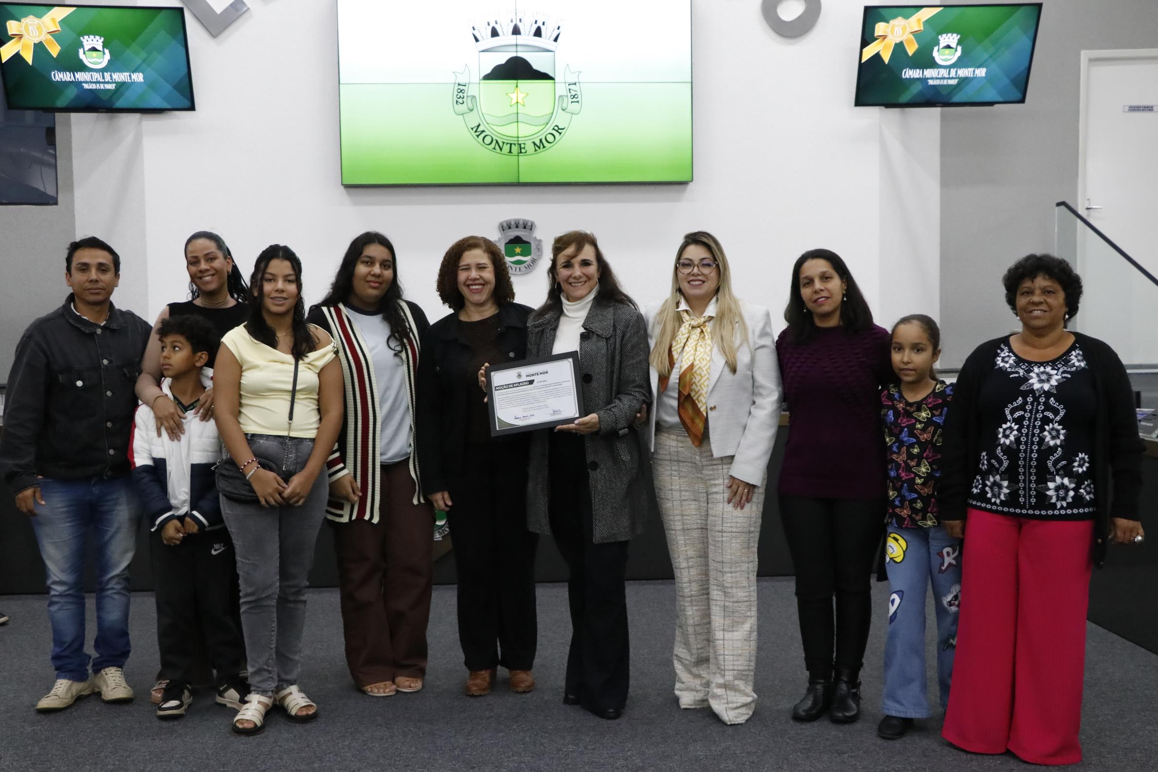 Wal da Farmácia, com integrantes da escola e duas das alunas homenageadas