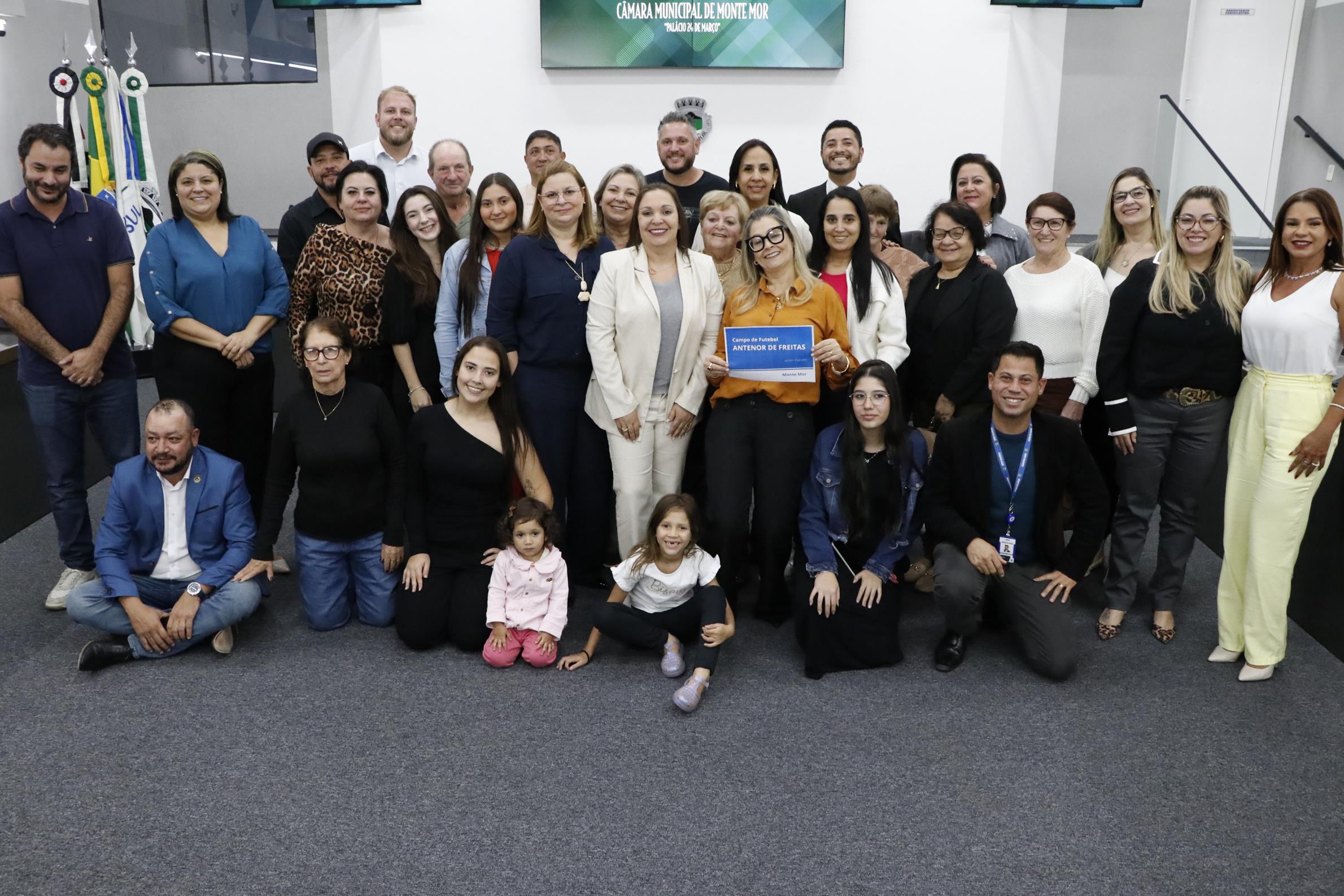 Vereadores e familiares do homenageado, na sessão plenária