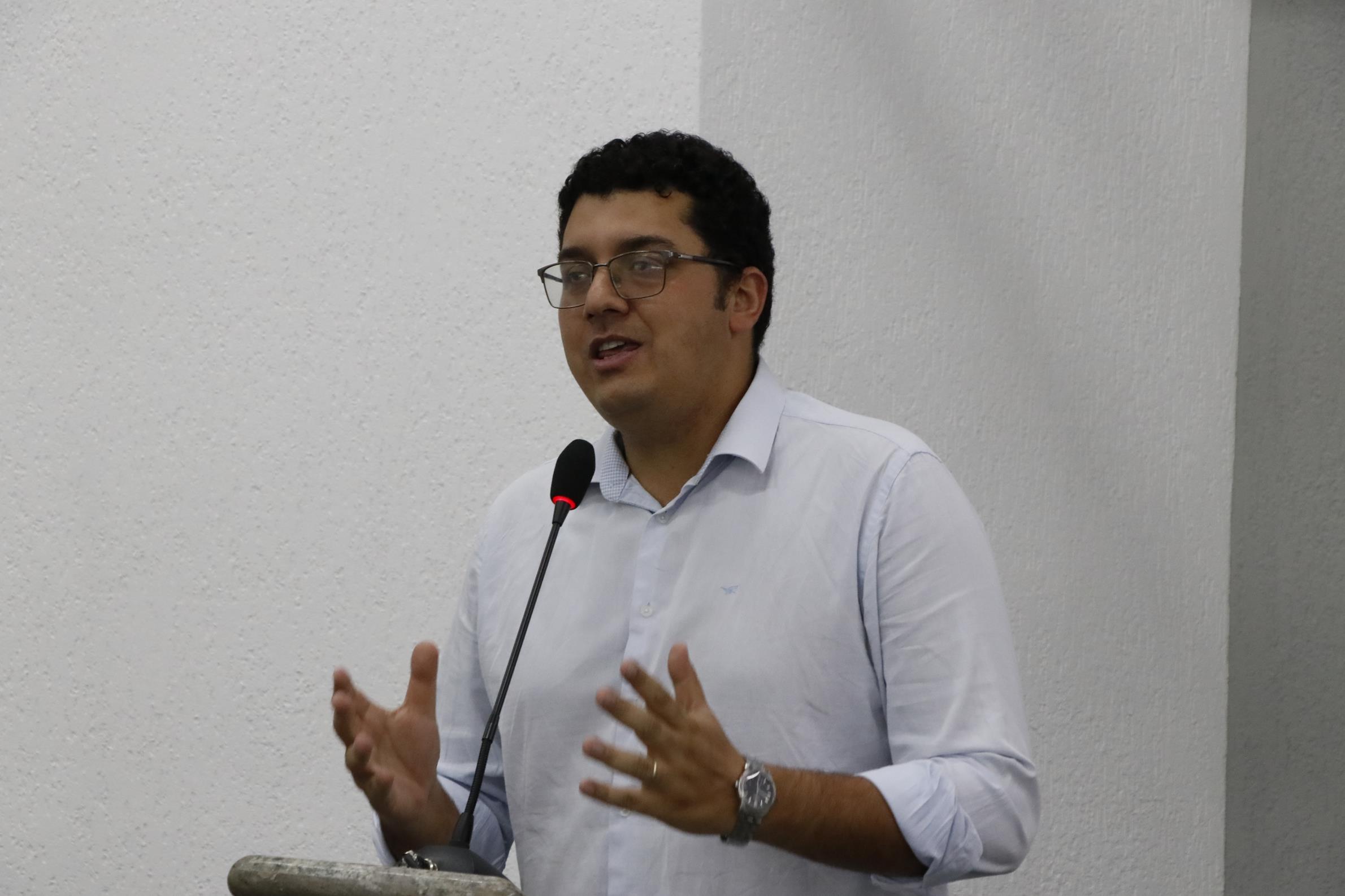 Professor Adriel disse que já fez diversas solicitações à prefeitura, e cobrou avanços