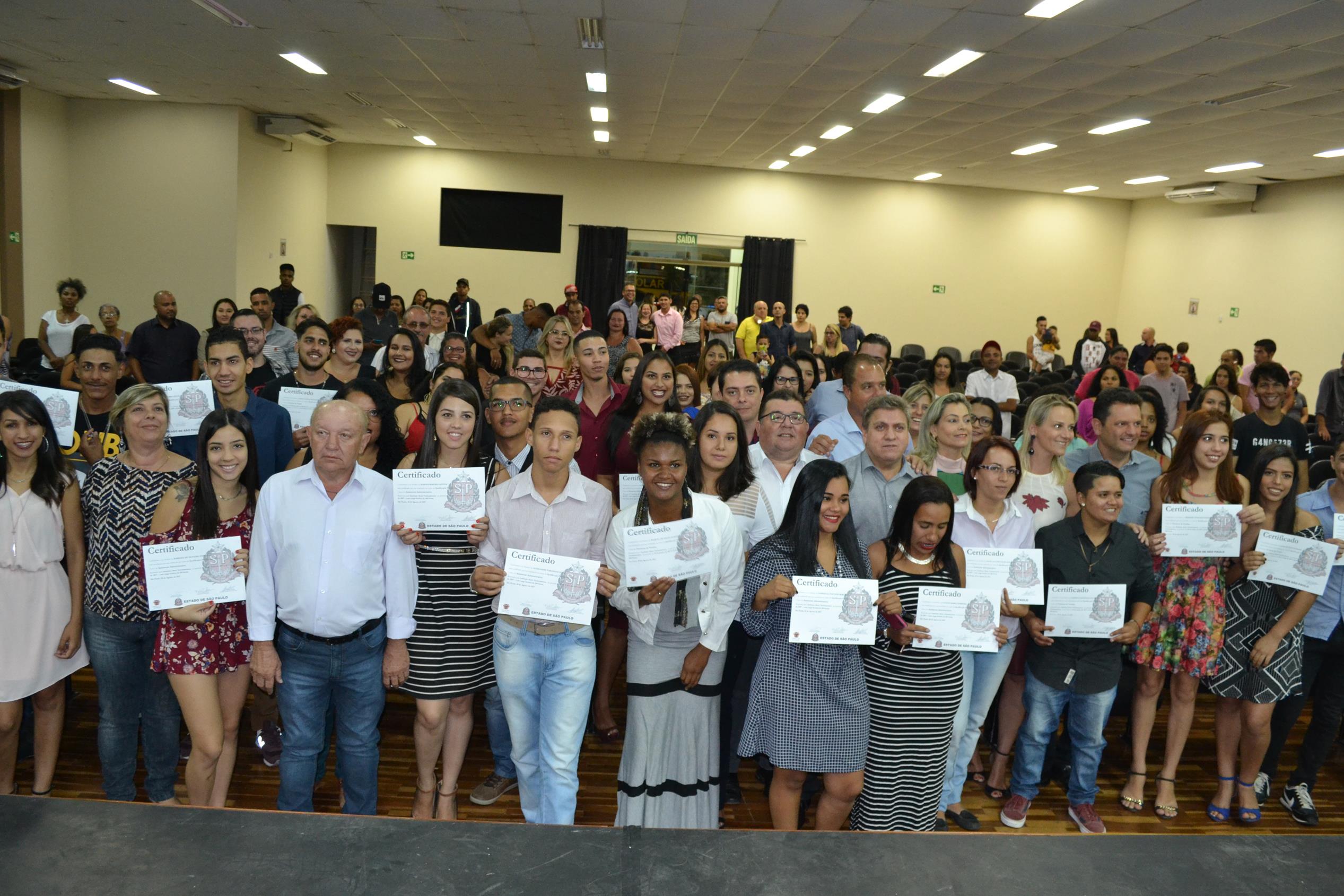 No Joaquinzão, vereadores participam de formatura de cursos de qualificação profissional