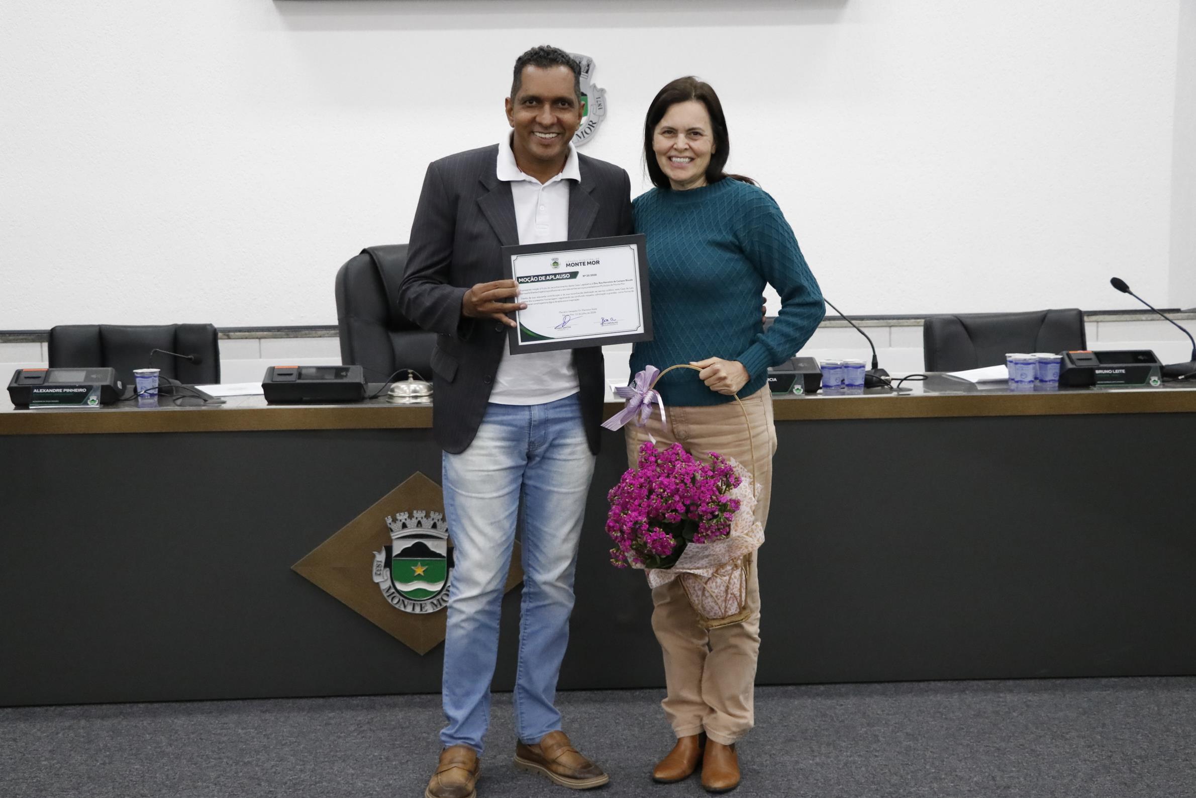 O vereador Roger Santos e a cirurgiã-dentista Ana Hermínia, no Plenário
