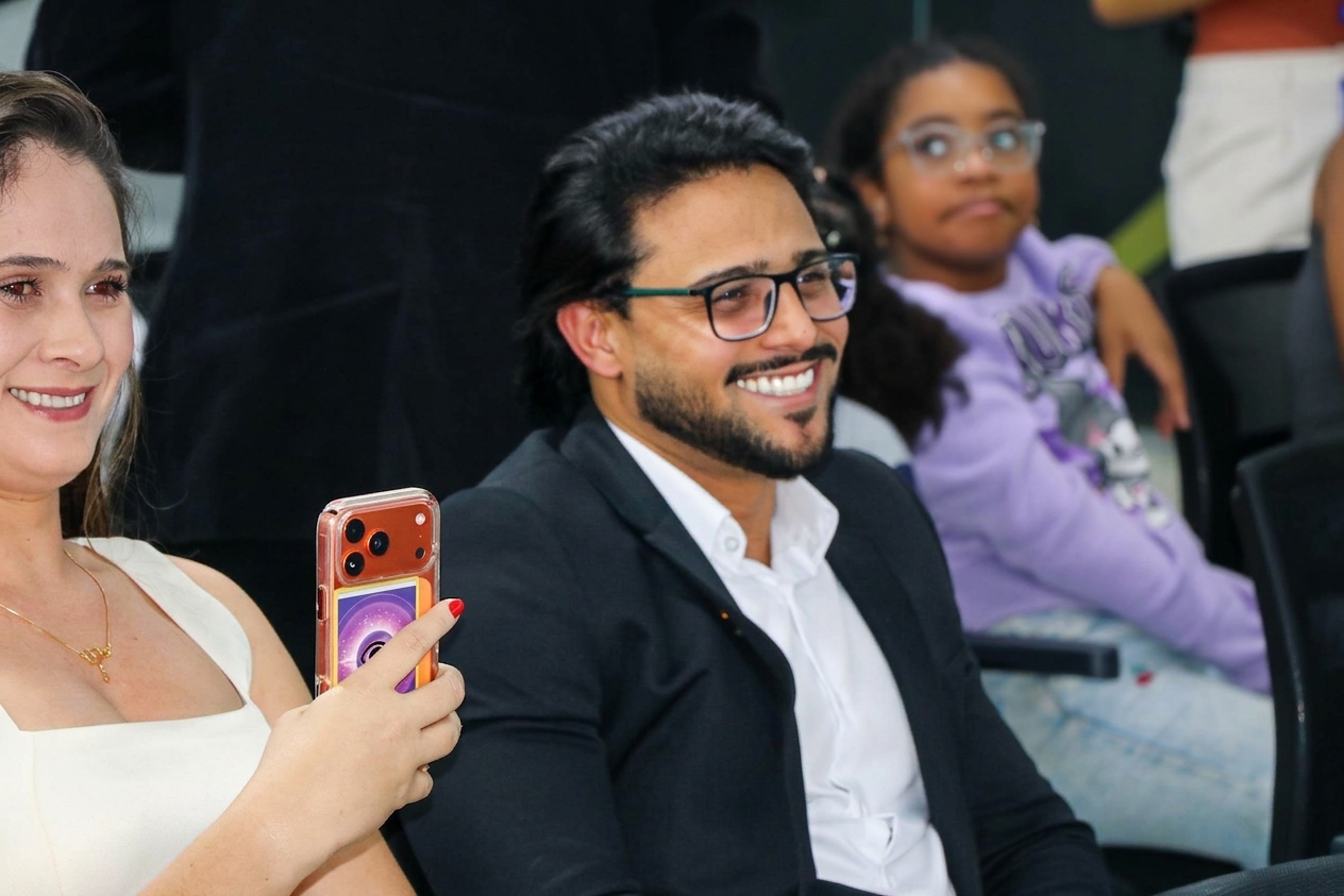 O médico Tiago Fernandes, no Plenário (Foto: Câmara, com edição via IA)  