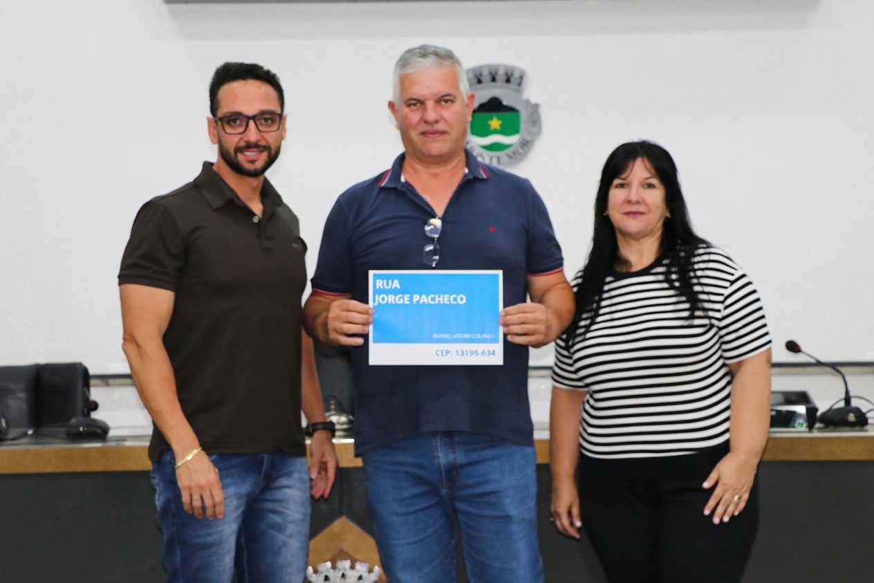 Pavão da Academia e familiares do homenageado (Foto: Câmara, com edição via IA)