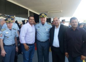 Ao centro, o Coronel da PM Érico Hammerschmidt Junior, ao lado do vereador Eduardo Bispo, autoridades civis e militares