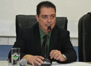 O presidente da Câmara, Waltinho Assis, discursa na reunião