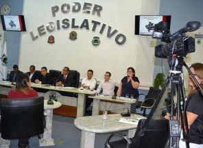 A palestrante da Agencamp discursando junto à Mesa Diretora