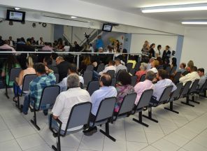 Vista geral do plenário, durante sessão do Parlamento